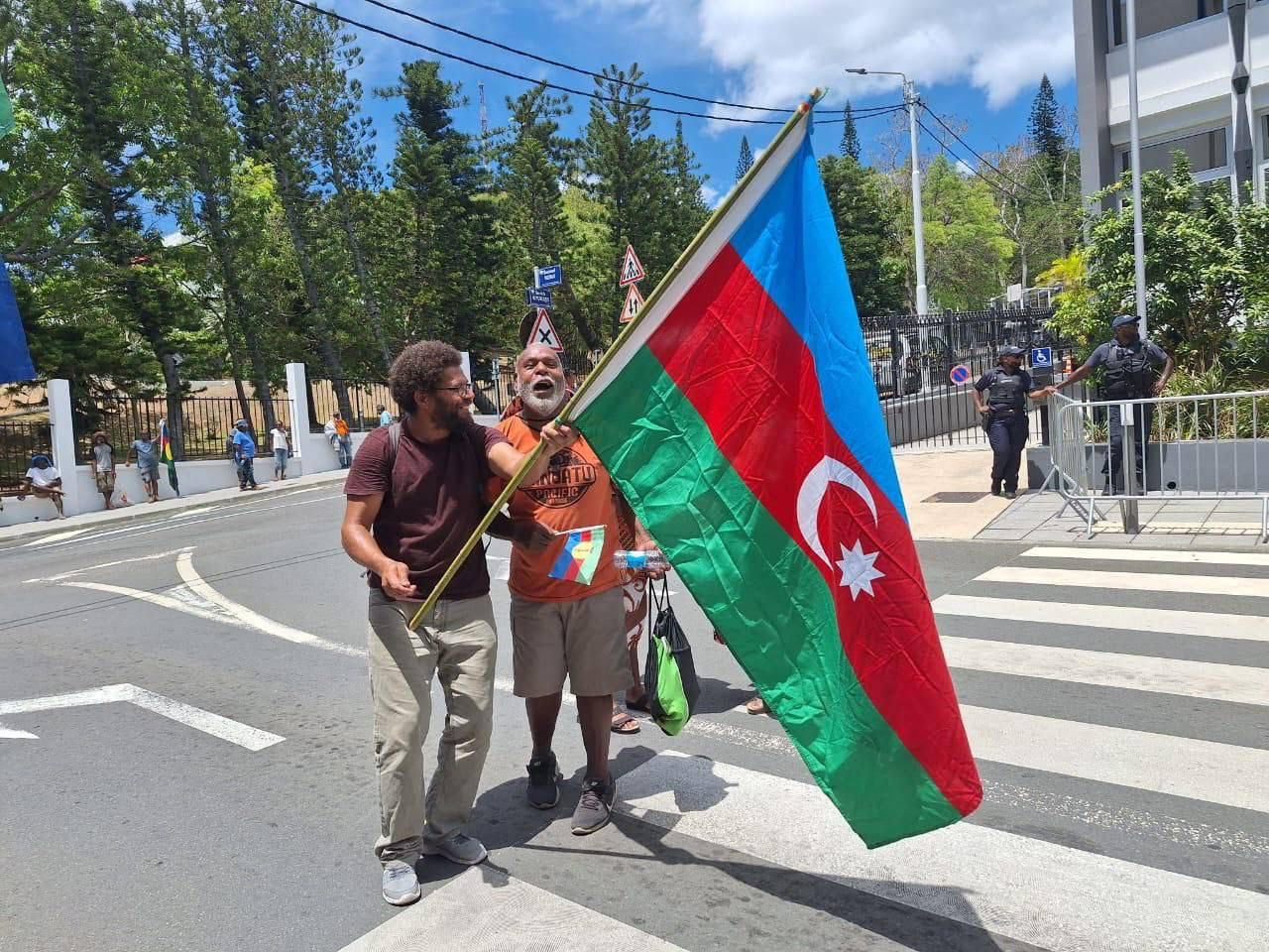 Yeni Kaledoniyada insanlar Azərbaycan bayrağı ilə Fransaya etiraz ediblər.